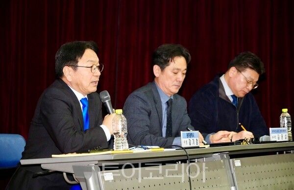 강기정 광주광역시장이 20일 광주테크노파크에서 열린 '광주전남 통합으로 여는 산업 비전설명회'에 참석해 산업·기업 관계자들과 7대 산업벨트 등 '신경제특별시 미래비전'에 대해 대화를 나누고 있다. /제공-광주광역시