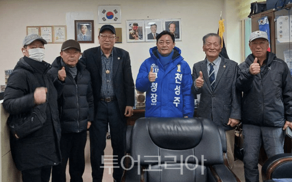 천성주 검단구청장 예비후보가 20일 오전 선거관리위원회를 방문해 예비후보 등록을 마친 뒤, 첫 공식 일정으로 지역 내 독립유공자와 국가유공자들을 찾아 뵙고 1호 공약을 밝혔다.