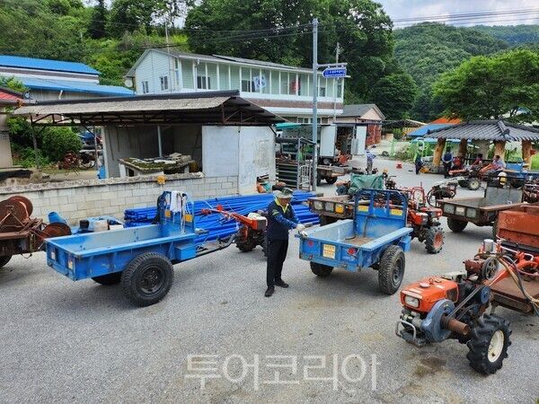 농기계 순회 수리 모습. /사진-괴산군