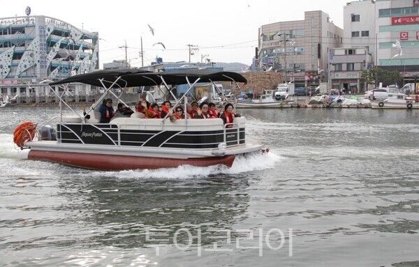 설 연휴 포항크루즈 즐기는 관광객들／사진＝포항크루즈