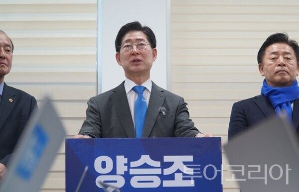 ▲20일 오전 양승조 전 충남도지사가 대전시의회 브리핑실에서 기자회견을 하고 있다. /사진-양승조 예비후보 캠프