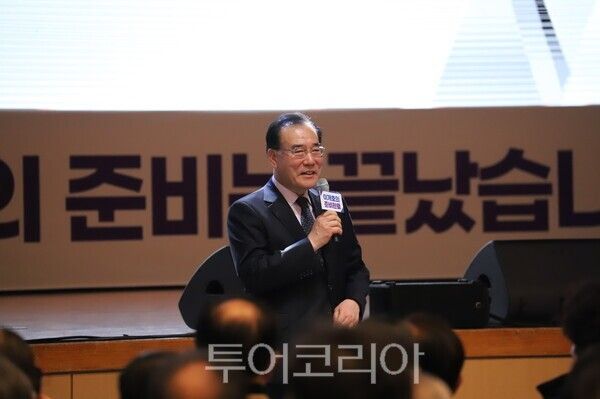 이개호국회의원이 22일 오후 광주 김대중컨벤션센터에서 열린 출판기념회에서 인사말을 하고 있다. /사진-김형석 기자