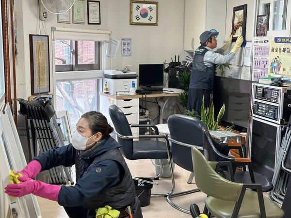 경로당 청소 모습(사진제공=용산구청)