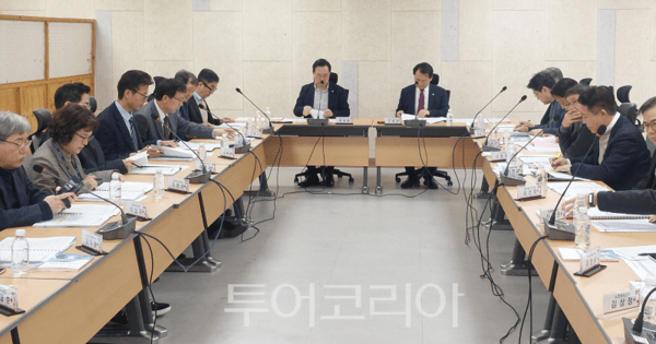 인천광역시가 23일 시청 공감회의실에서 하병필 행정부시장과 신재경 글로벌도시정무부시장의 공동 주재로 국비 확보 보고회를 열고 신규사업과 계속사업에 대한 추진 전략을 점검하고 있다.