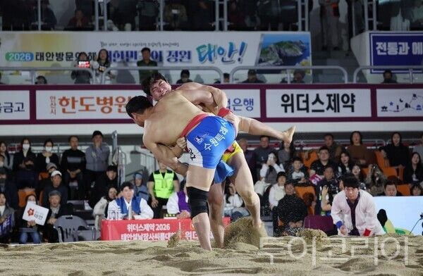 ▲태안종합실내체육관에서 지난 12~18일까지 열린 설날장사 씨름대회 금강급 결승전 모습. /사진-태안군