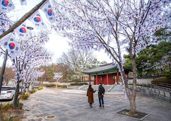 용산구 효창공원 일대에 조성된 ‘태극기 거리’ 모습 (사진제공=용산구청)
