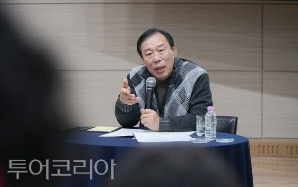 ▲최민호 세종시장이 지난 22일 보람동 행복누림터 2층 다목적 강당에서 열린 ‘찾아가는 현장소통’ 행사에서 치어리딩 꿈나무인 어린이들을 격려하고 있다. /사진-세종시