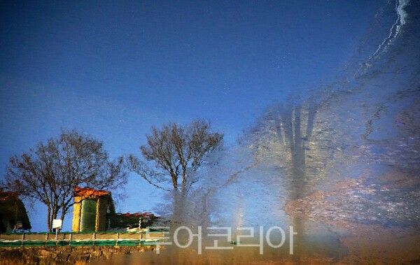 냇가에 얼음이 녹으며 보이는 반영이 봄을 느끼게 한다 /사진-&nbsp;투어코리아 유지훈 기자
