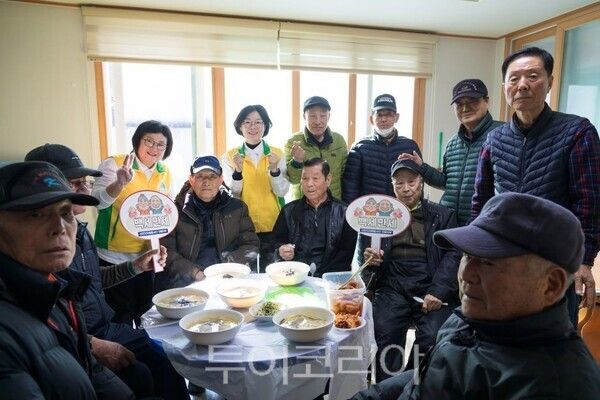 신천지자원봉사단 진해지부가 최근 자은동 경로당에서 백세만세 봉사활동을 진행한 가운데 봉사자들과 어르신들이 기념 촬영을 하고 있다. /사진-신천지자원봉사단 진해지부