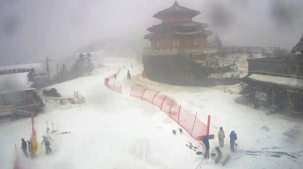 덕유산 설천봉에 눈이 내리는 모습