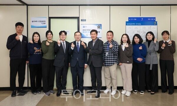 이명구 관세청장(왼쪽 다섯 번째)이 지난 1월 29일 정부과천청사에 소재한 관세청 고객지원센터를 방문해 직원들과 기념 촬영하고 있다. /사진-관세청