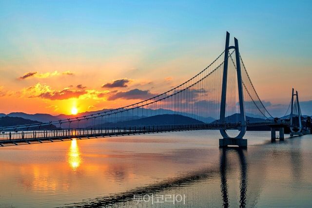 논산 탑정호 출렁다리 일몰 /사진-충남도