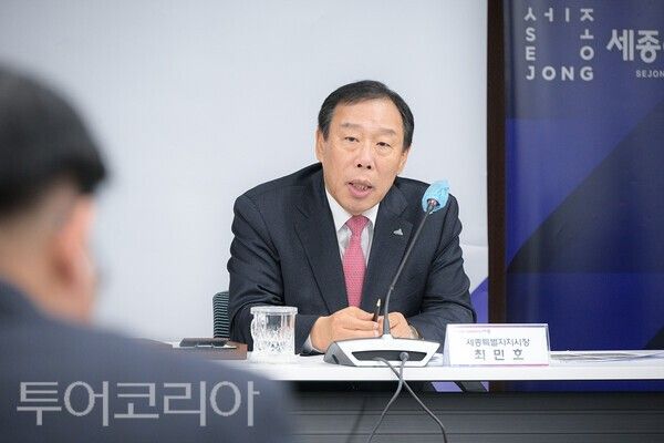 ▲최민호 세종시장이 24일 시청 대회의실에서 열린 확대간부회의를 주재하고 있다. /사진-세종시