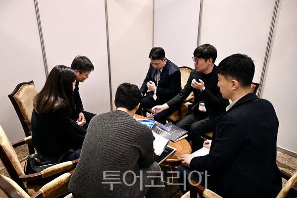 한경바이오인사이트포럼에 참가한 시흥시 미래전략담당관 직원들이 회의를 갖고 있다/사진=시흥시