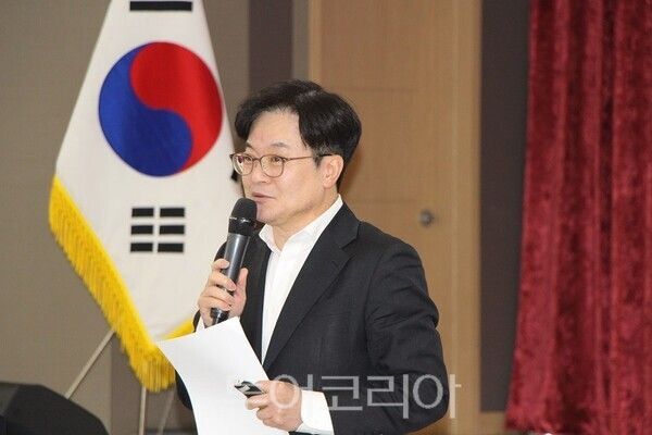 김포시는 김병수 시장이 11일 오전 김포시청 대회의실에서 개최한 ‘2026 출입기자 신년간담회’에서 김포시 시정 방향을 밝히고 역점 사업에 대해 설명하고 있다.&nbsp;2026.02.11. / 투어코리아 이창호 기자