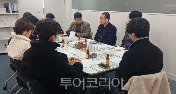 24일 유호준 경기도의원(오른쪽 중앙)이&nbsp; 남양주시 다산동에 조성할 인공암벽장과 관련해 남양주시 체육과 관계자, 지역클라이밍센터 관계자들과 &nbsp;경기도의회 남양주상담소에서 간담회를 갖고 있다./사진=경기도 의회