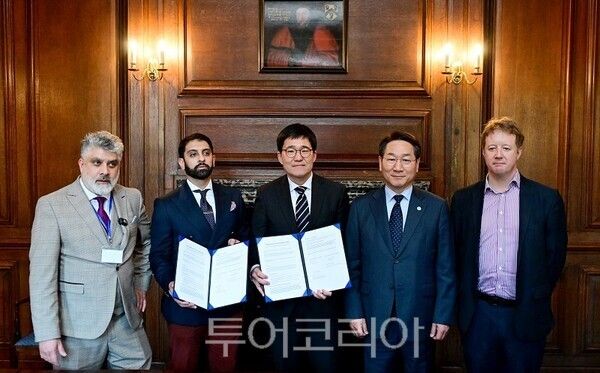 유정복 인천광역시장이 25일(현지시간) 영국 케임브리지대학교에서 열린 '인천경제자유구역청-살로니카 업무협약식'에서 기념촬영을 하고 있다. (왼쪽부터 파리드 칸 박사, 오스만 마지드 살로니카 대표, 박성진 인천경제청 투자유치사업본부장, 유정복 인천시장, 폴 브리스토 케임브리지셔-피터버러 광역시장)