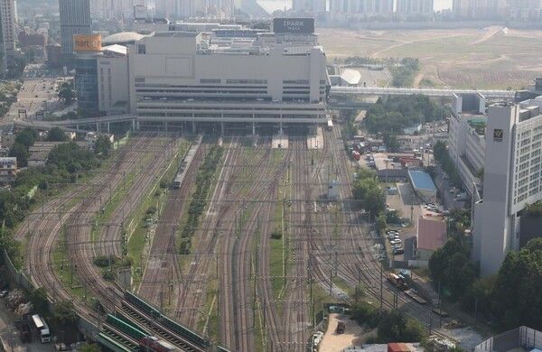 서울 도심 한가운데를 가로지르는 경부선 용산역 지상철도 모습(사진제공=용산구청)