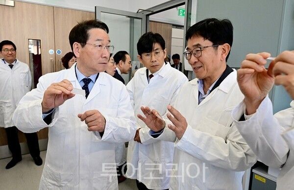 유정복 인천광역시장이 25일(현지시간) 영국 케임브리지대학교 화학과 연구실을 방문해 연구 시설을 살퍄보고 있다.