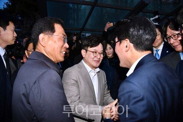 김병수 김포시장이 27일 김포골드라인 사우역을 방문한 김민석 국무총리를 만나 김포골드라인의 근본해결책으로 5호선 예타통과가 시급하다고 건의했다.