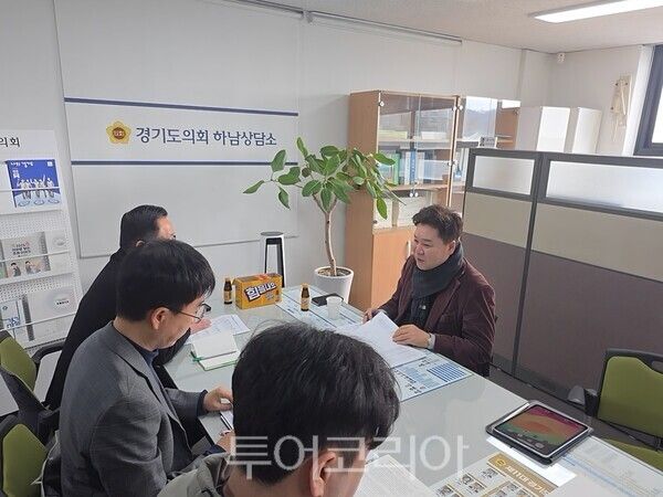 27일 김성수 경기도의원이&nbsp; 도청 공무원들과 그린벨트 단속과 관련해 회의를 갖고 있다./사진=경기도의회