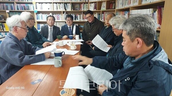 인천의 민주진보 시민단체가 27일 성명을 통해 인천 민주진보 교육감후보들의 단일화를 촉구하고 있다.