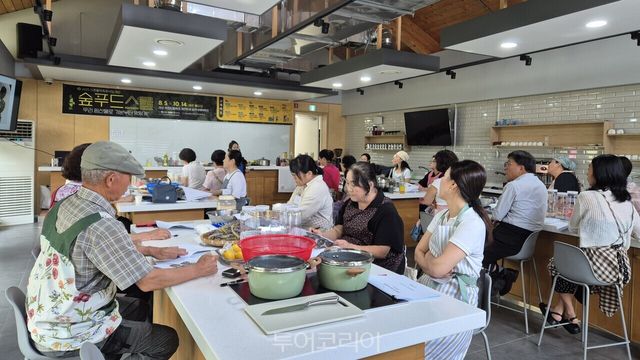 산촌활력특화사업 숲푸드스쿨 교육 현장 모습/사진-산림청
