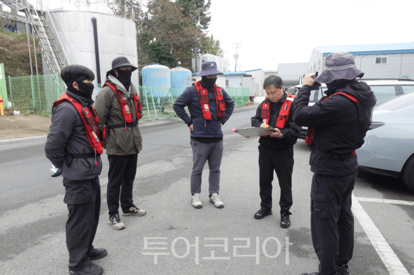 공단 직원들이 점검 전 TBM을 실시하고 있다. /사진-한국어촌어항공단