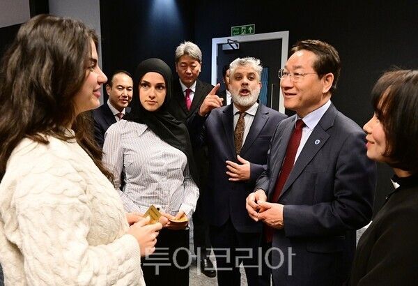 유정복 인천광역시장이 26일(현지시간) 영국 맨체스터 시티랩 맨체스터(CityLabs Manchester)에서 현지 바이오 기업 관계자들과 바이오-인공지능 협력방안을 논의하고 있다.