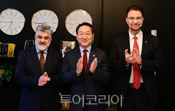 유정복 인천광역시장이 26일(현지시간) 영국 맨체스터 시티랩 맨체스터(CityLabs Manchester)에서 아프잘 칸 맨체스터 하원의원과 협력방안을 논의하고 있다.&nbsp;(왼쪽부터 파리드 칸 박사, 유정복 인천시장, 아프잘 칸 맨체스터 하원의원)