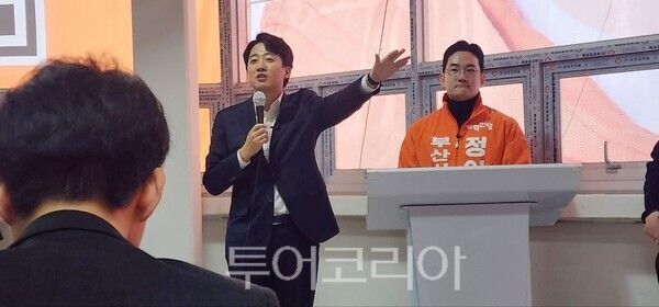 부산시장 예비후보 정이한 후보가 27일 부산진구 서면 선거사무소 개소식을 한 가운데 지원 사격에 나선 이준삭 대표가 발언하고 있다.