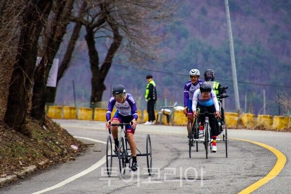 장애인사이클대회에서 열정을 다하는 참가선수들 / 사진_투어코리아 유지훈 기자