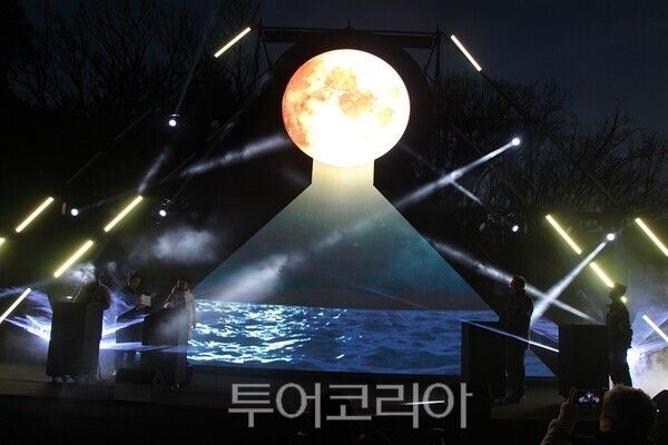 김포시가 28일 애기봉평화생태공원에서 전통과 현대 기술을 결합한 특별문화행사 ‘만월성원(滿月成願)’을 개최하고 있다.&nbsp;2026.02.28. / 투어코리아 이창호 기자