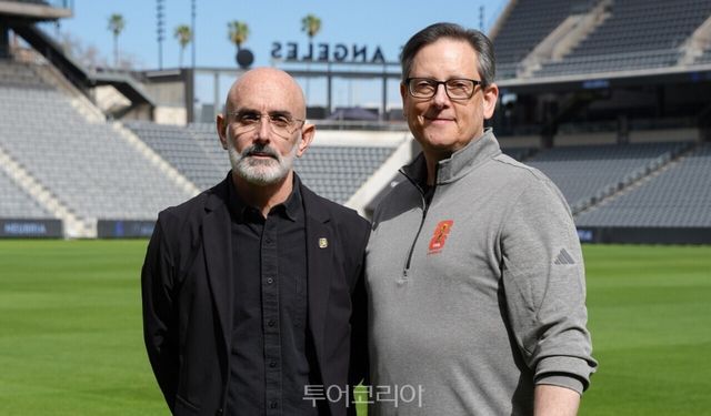 (좌측부터) 래리 프리드먼(Larry Freedman) LAFC 공동 대표, 로스앤젤레스관광청 아담 버크(Adam Burke) 청장/사진-로스앤젤레스관광청