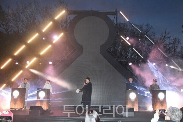 김포시가 28일 애기봉평화생태공원에서 전통과 현대 기술을 결합한 특별문화행사 ‘만월성원(滿月成願)’을 개최하고 있다. 2026.02.28. / 투어코리아 이창호 기자