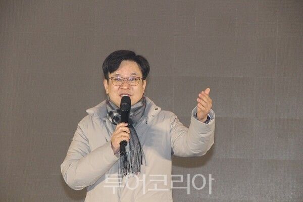 김포시가 28일 애기봉평화생태공원에서 개최한 특별문화행사 ‘만월성원(滿月成願)’에서 김병수 시장이 개회사를 하고 있다.&nbsp;2026.02.28. / 투어코리아 이창호 기자