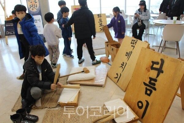 김포시가 28일 애기봉평화생태공원에서 개최한 특별문화행사 ‘만월성원(滿月成願)’에서 시민들이 달놀이 행사에 참여하고 있다.&nbsp;2026.02.28. / 투어코리아 이창호 기자