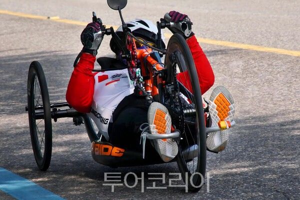 장애인사이클대회에서 질주하는 모습 / 사진_투어코리아 유지훈 기자