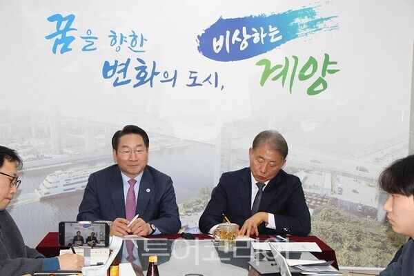 3일 오후 유정복 인천광역시장이 계양구를 방문해 구정 주요 현안을 공유하고, 구민들과 직접 소통하는 ‘2026년 연두방문’ 일정에서 기자실을 방문해 지역 언론인들과 소통과 시정 전반에 대한 질의응답을 진행했하고 있다.&nbsp;2026.02.03. / 투어코리아 이창호 기자