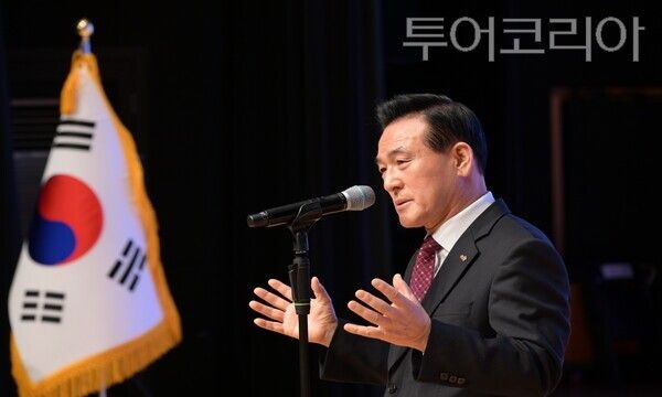 ▲논산시의 2026년 첫 월례모임이 3일 논산아트센터 대공연장에서 성황리에 개최된 가운데, 행사에 참석한 백성현 시장이 논산의 비전을 밝히고 있다. /사진-논산시