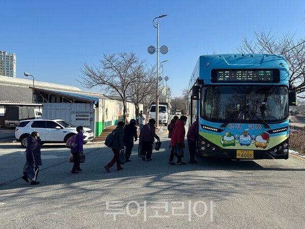 장날을 맞아 곡성군 어르신들이 무료버스를 이용하고 있다. /사진-곡성군