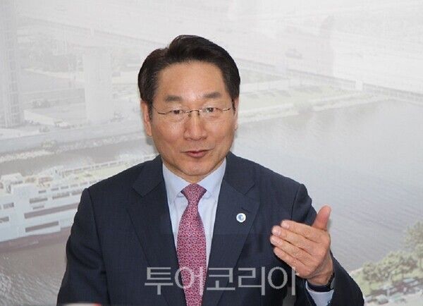 3일 오후 유정복 인천광역시장이 계양구를 방문해 구정 주요 현안을 공유하고, 구민들과 직접 소통하는 ‘2026년 연두방문’ 일정에서 기자실을 방문해 지역 언론인들과 소통과 시정 전반에 대한 질의응답을 진행했하고 있다.&nbsp;2026.02.03. / 투어코리아 이창호 기자