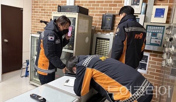 ▲서산소방서 119대원들이 서산동부전통시장의 전기설비 접지 상태 등을 점검하고 있다. /사진-서산시