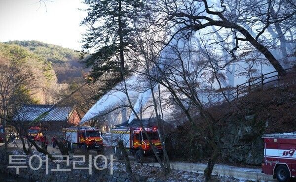 ▲공주마곡사 산불대응 훈련에서 험지펌프차량이 방수하며 현장에 진입하고 있는 모습(2025.12.5). /사진-충남소방본부