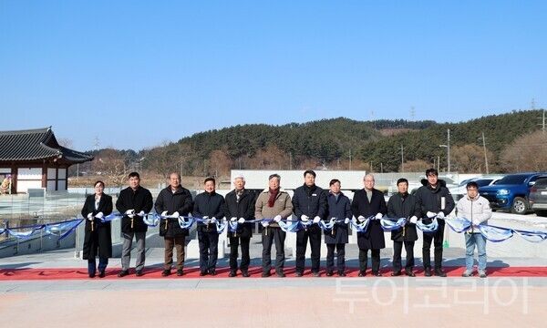 ▲지난 2일 이종일 생가지 주변에서 가세로(왼쪽 여섯 번째) 태안군수와 군의원, 관련 단체장 등이 참석한 가운데 열린 종합정비사업 준공 기념 테이프 커팅식 모습. /사진-태안군