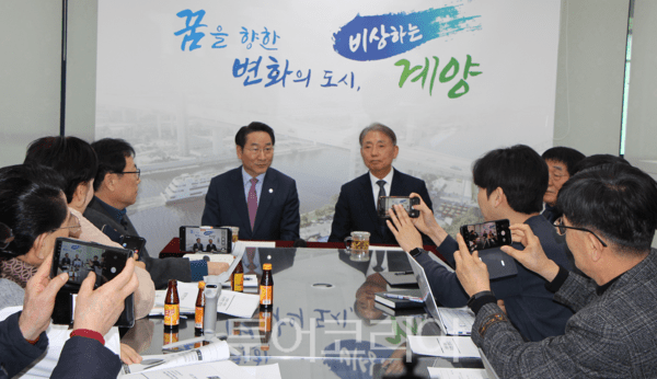 3일 오후 유정복 인천광역시장이 계양구를 방문해 구정 주요 현안을 공유하고, 구민들과 직접 소통하는 ‘2026년 연두방문’ 일정에서 기자실을 방문해 지역 언론인들과 소통과 시정 전반에 대한 질의응답을 진행했하고 있다.&nbsp;2026.02.03. / 투어코리아 이창호 기자