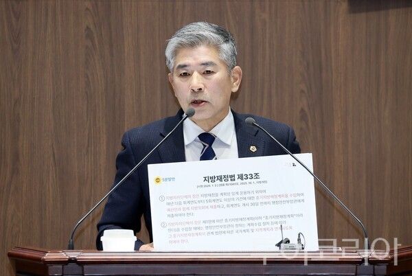 ▲조철기(아산4·더불어민주당) 의원이 3일 ‘천안아산 돔구장 건립’ 사업과 관련해 충남도 집행부의 재정운영 과정이 절차적 정당성과 법적 타당성을 갖추지 못했다고 지적하고 있다. /사진-충남도의회