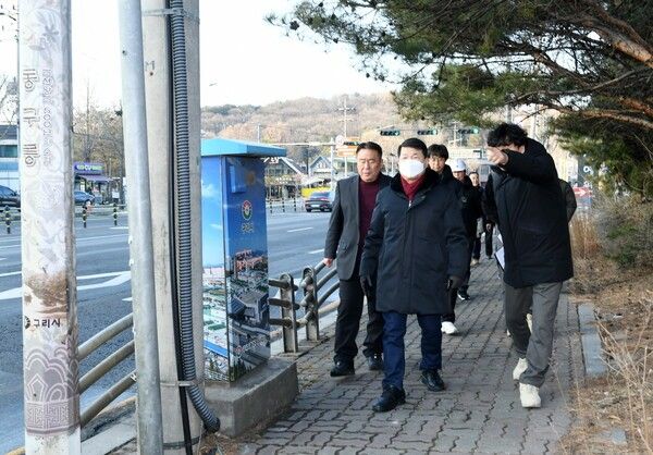 동구릉 역사거리 조성 사업 부지 일대를 둘러보는 백경현 구리시장 / 사진 = 구리시청제공