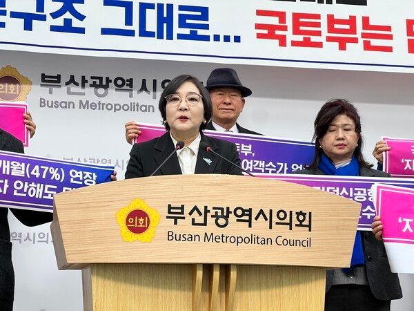 부울경 12개 범시민단체가 4일 오전 10시 부산시의회 브리핑룸에서기자회견을 하고 있는 가운데 이지후 이사장이 발언하고 있다/사진제공=미래사회를준비하는 시민공감.