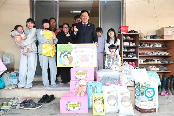 주낙영 경주시장이 일곱째를 출산한 다둥이 가정을 방문해 축하하고 있다./사진-경주시